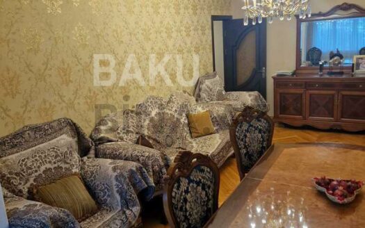 4 Room Old Apartment for Sale in Baku