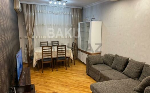 4 Room Old Apartment for Sale in Baku