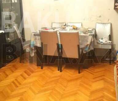 4 Room Old Apartment for Sale in Baku