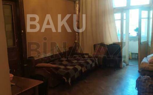 5-Room Old Apartment for Sale in Baku