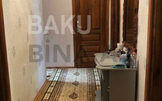 3 Room Old Apartment for Sale in Baku