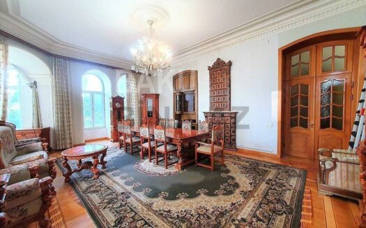 5-Room Old Apartment for Sale in Baku