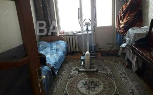 5-Room Old Apartment for Sale in Baku