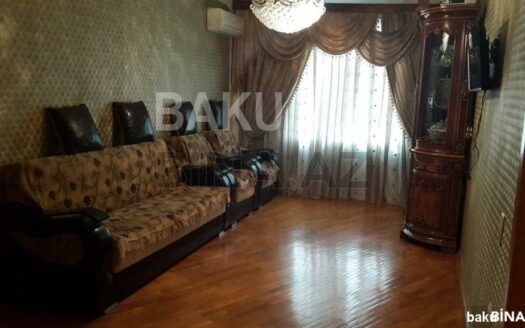 4 Room Old Apartment for Sale in Baku