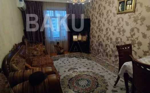 4 Room Old Apartment for Sale in Baku