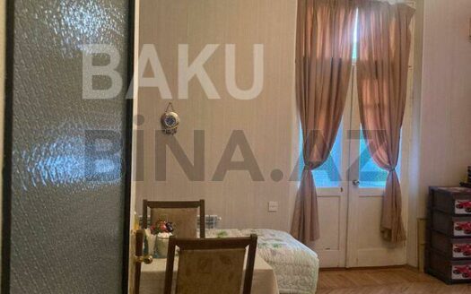 1 Room Old Apartment for Sale in Baku