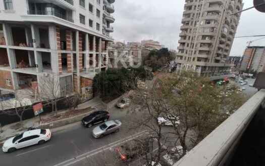 3 Room Old Apartment for Sale in Baku