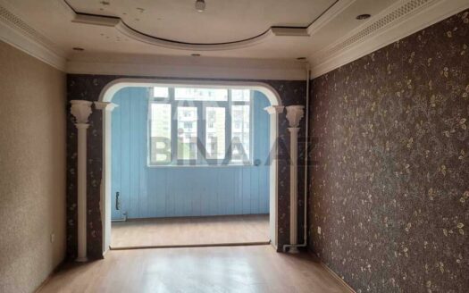 4 Room Old Apartment for Sale in Baku