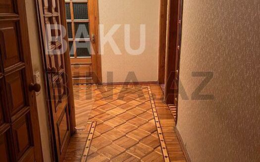 3 Room Old Apartment for Sale in Baku