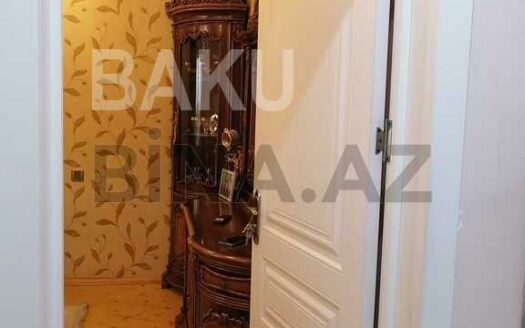 3 Room Old Apartment for Sale in Baku