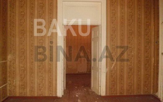 4 Room Old Apartment for Sale in Baku