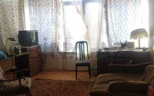 5-Room Old Apartment for Sale in Baku