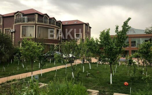 9 Room House / Villa for Sale in Baku