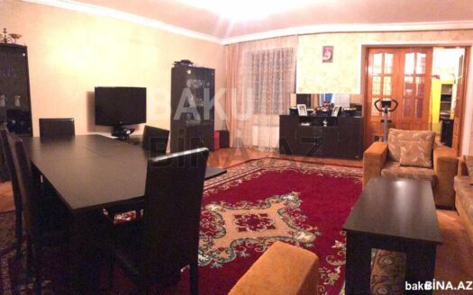 4 Room Old Apartment for Sale in Baku