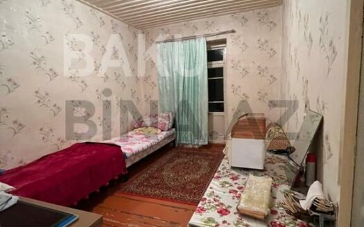 3 Room Old Apartment for Sale in Baku