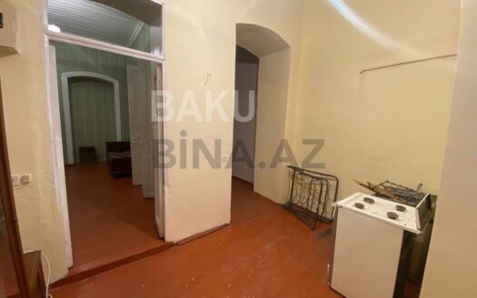 3 Room Old Apartment for Sale in Baku