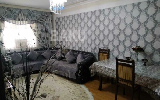 4 Room Old Apartment for Sale in Baku