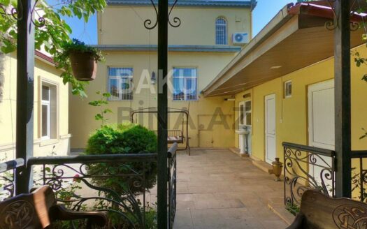 5 Room House / Villa for Sale in Baku