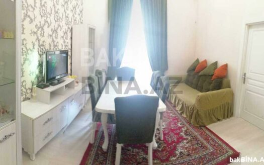 3 Room Old Apartment for Sale in Baku