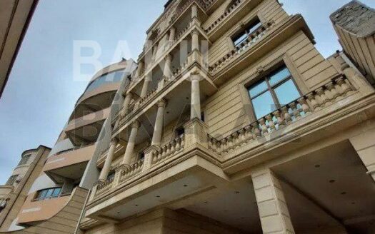 12-Room House / Villa for Sale in Baku