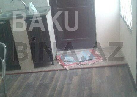 4 Room Old Apartment for Sale in Baku