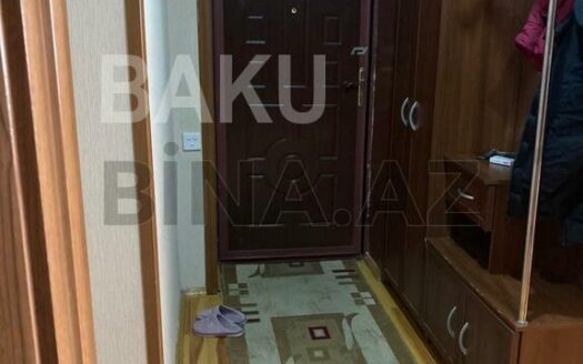 4 Room Old Apartment for Sale in Baku