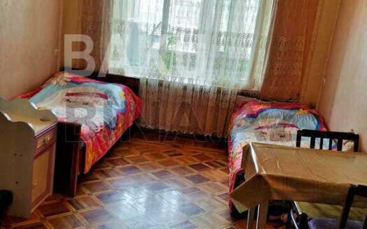 4 Room Old Apartment for Sale in Baku