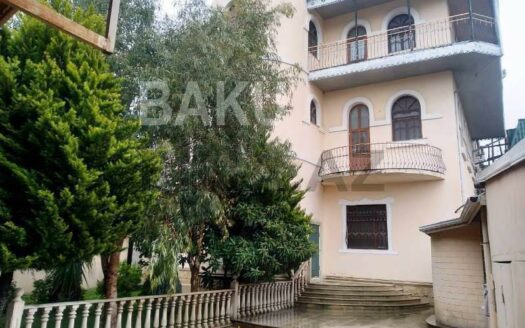 8 Room House / Villa for Sale in Baku