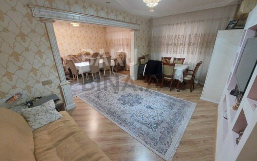 5-Room Old Apartment for Sale in Baku