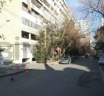 3 Room Old Apartment for Sale in Baku