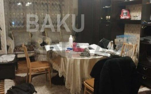 3 Room Old Apartment for Sale in Baku