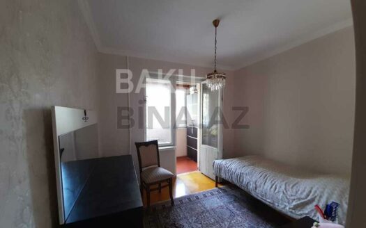 4 Room Old Apartment for Sale in Baku