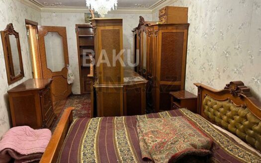 3 Room Old Apartment for Sale in Baku