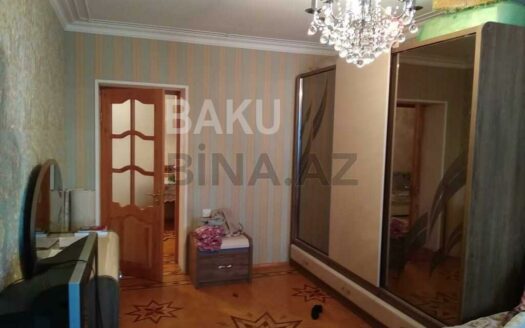 5-Room Old Apartment for Sale in Baku