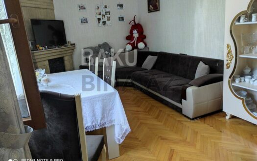 2 Rooms Old Apartment for Sale in Baku