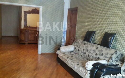 4 Room Old Apartment for Sale in Baku