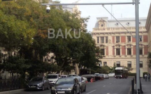 3 Room Old Apartment for Sale in Baku