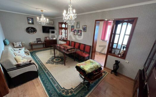 5-Room Old Apartment for Sale in Baku