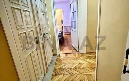 4 Room Old Apartment for Sale in Baku