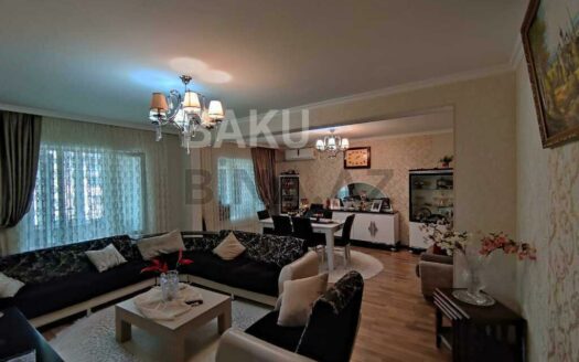 5-Room Old Apartment for Sale in Baku