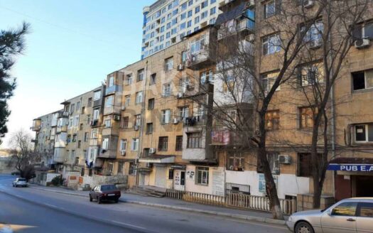 2 Rooms Old Apartment for Sale in Baku