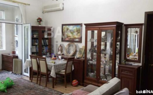 3 Room Old Apartment for Sale in Baku