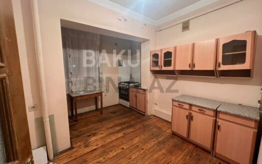 3 Room Old Apartment for Sale in Baku