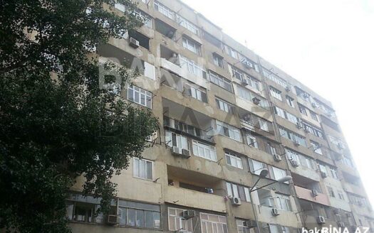 4 Room Old Apartment for Sale in Baku