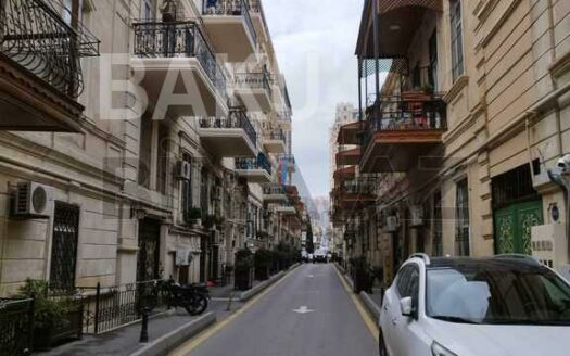 3 Room Old Apartment for Sale in Baku