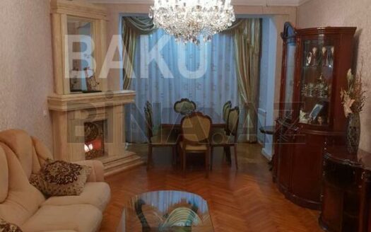 3 Room Old Apartment for Sale in Baku