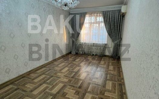 3 Room Old Apartment for Sale in Baku