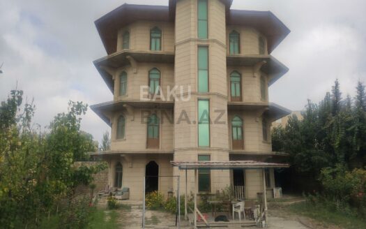 12-Room House / Villa for Sale in Baku