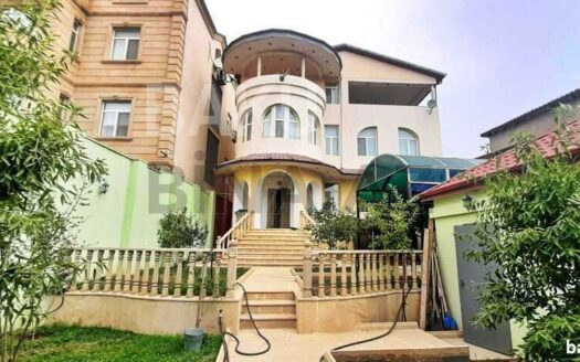 7 Room House / Villa for Sale in Baku