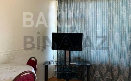 3 Room Old Apartment for Sale in Baku